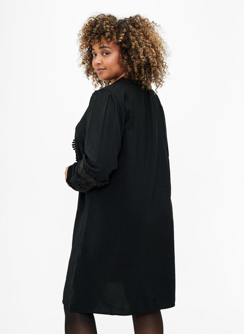 Kjole i viskose med heklede detaljer, Black, Model image number 1