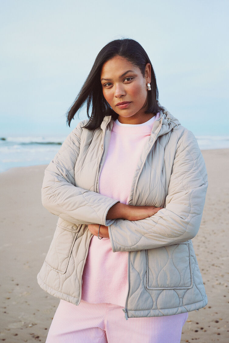Vattert jakke i rosa nyanser, , Model