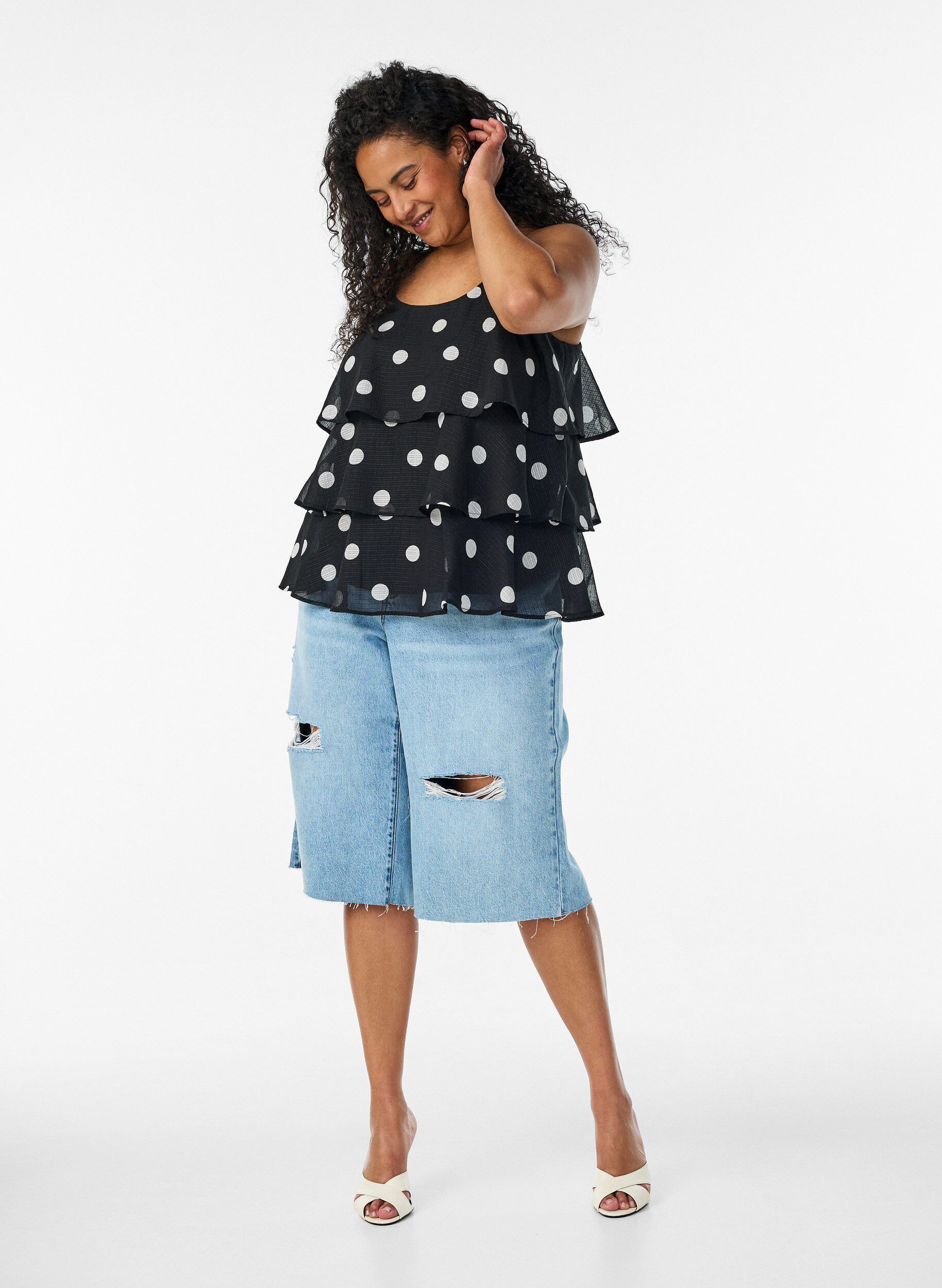 ZizziLag-p&aring;-lag topp med volanger og spaghetti-stropper, Svart, Model image number 1