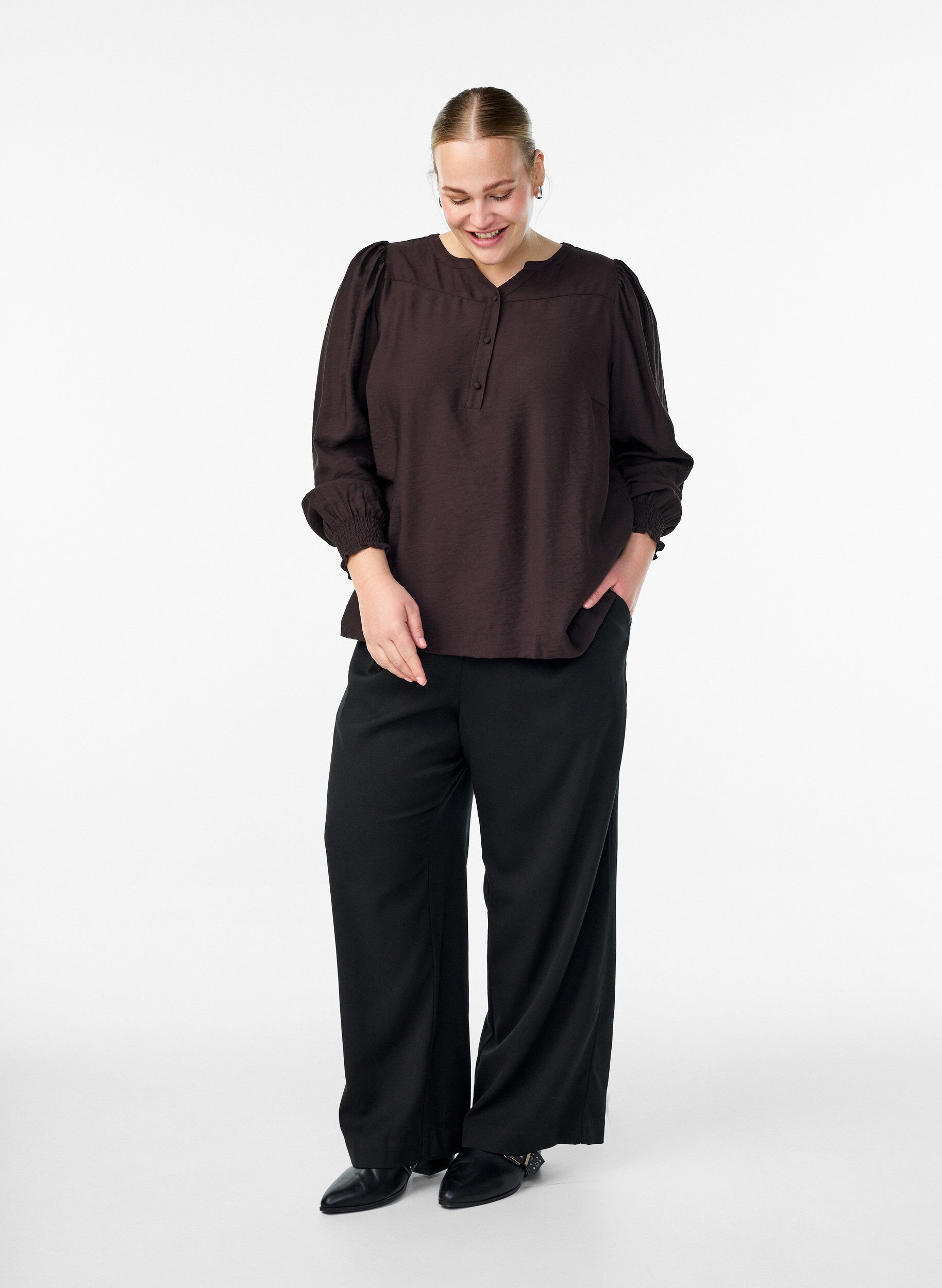 ZizziViskosebluse med smock og rynkede detaljer, Brun, Model image number 1