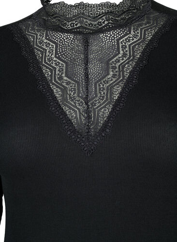 Ribbestrikket viskosebluse med blonder, Black, Packshot image number 2