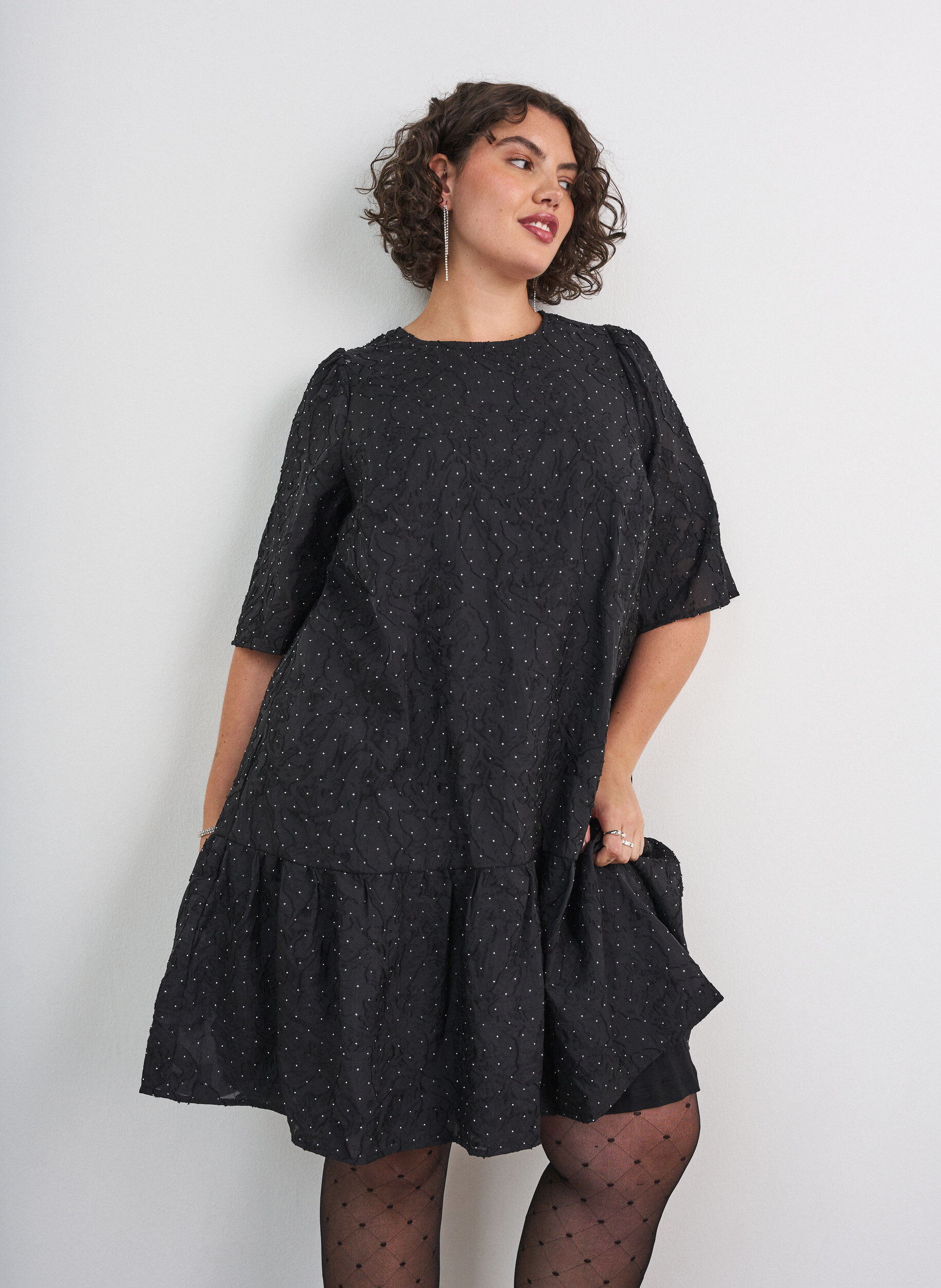 Jacquard kjole med glitrende detaljer og puff ermer, Svart, Model