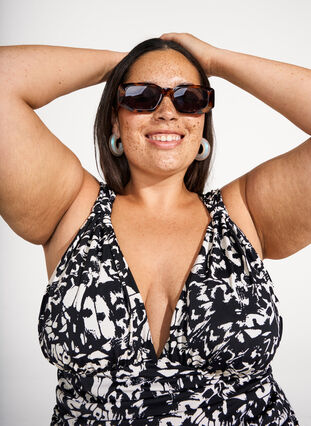 Zizzi Mønstret badedrakt med dyp V-hals, Svart, Image image number 0