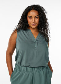 FLASH - Ermeløs bluse i viskose, Grønn FLASH - Ermeløs bluse i viskose, Grønn, Model