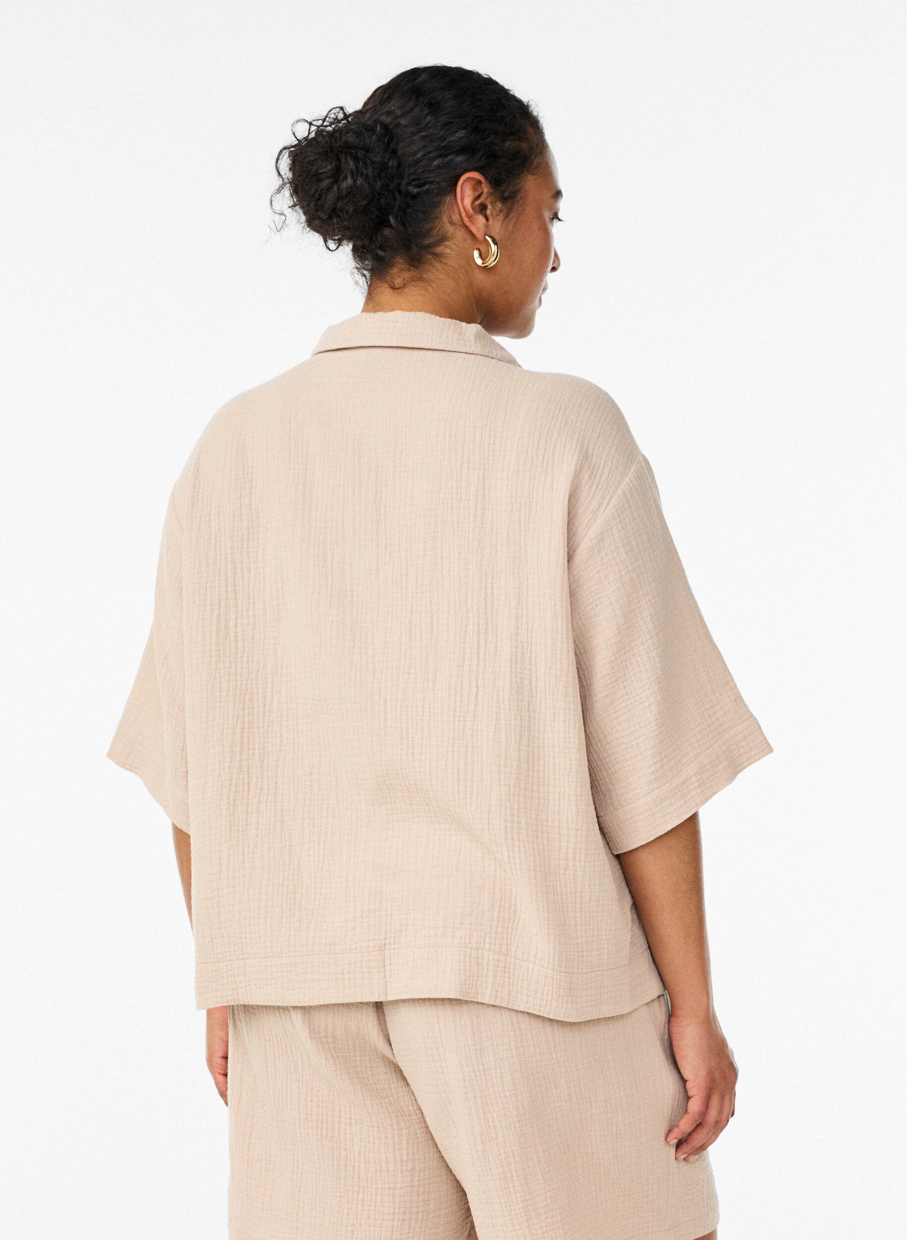 Zizzi Bomullsmuslin-skjorte med broderte detaljer, Beige, Model image number 2