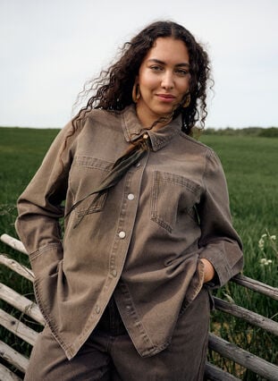 Zizzi Farget denimskjorte med brystlommer, Brown Denim, Image image number 0