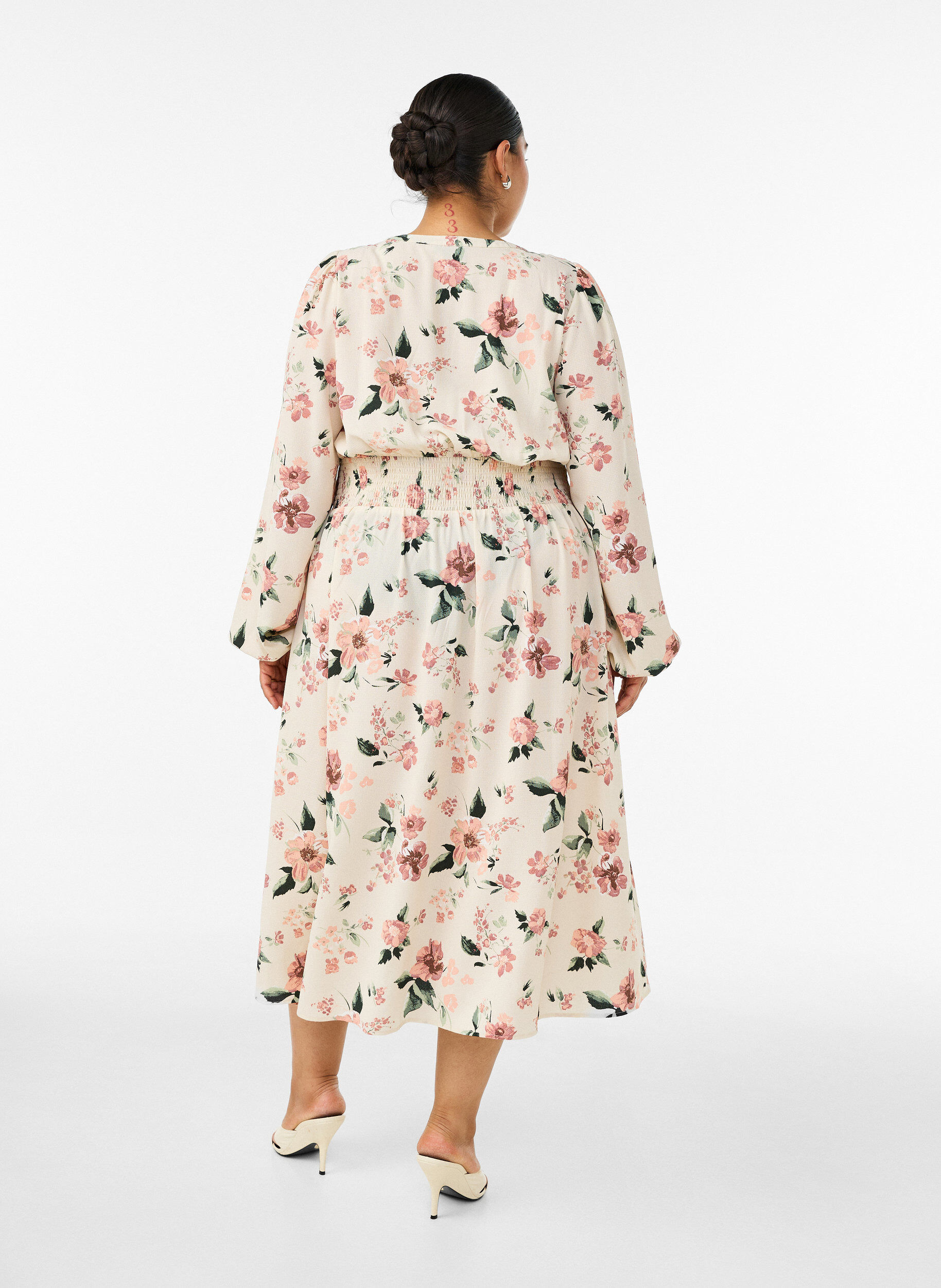 ZizziMidikjole med smock og dekorative knapper, Beige, Model image number 1