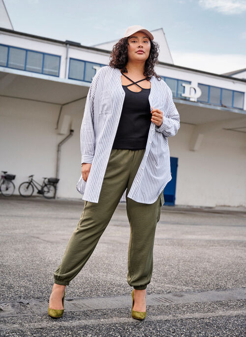 Ribbet topp med detaljer på brystet, Black, Image