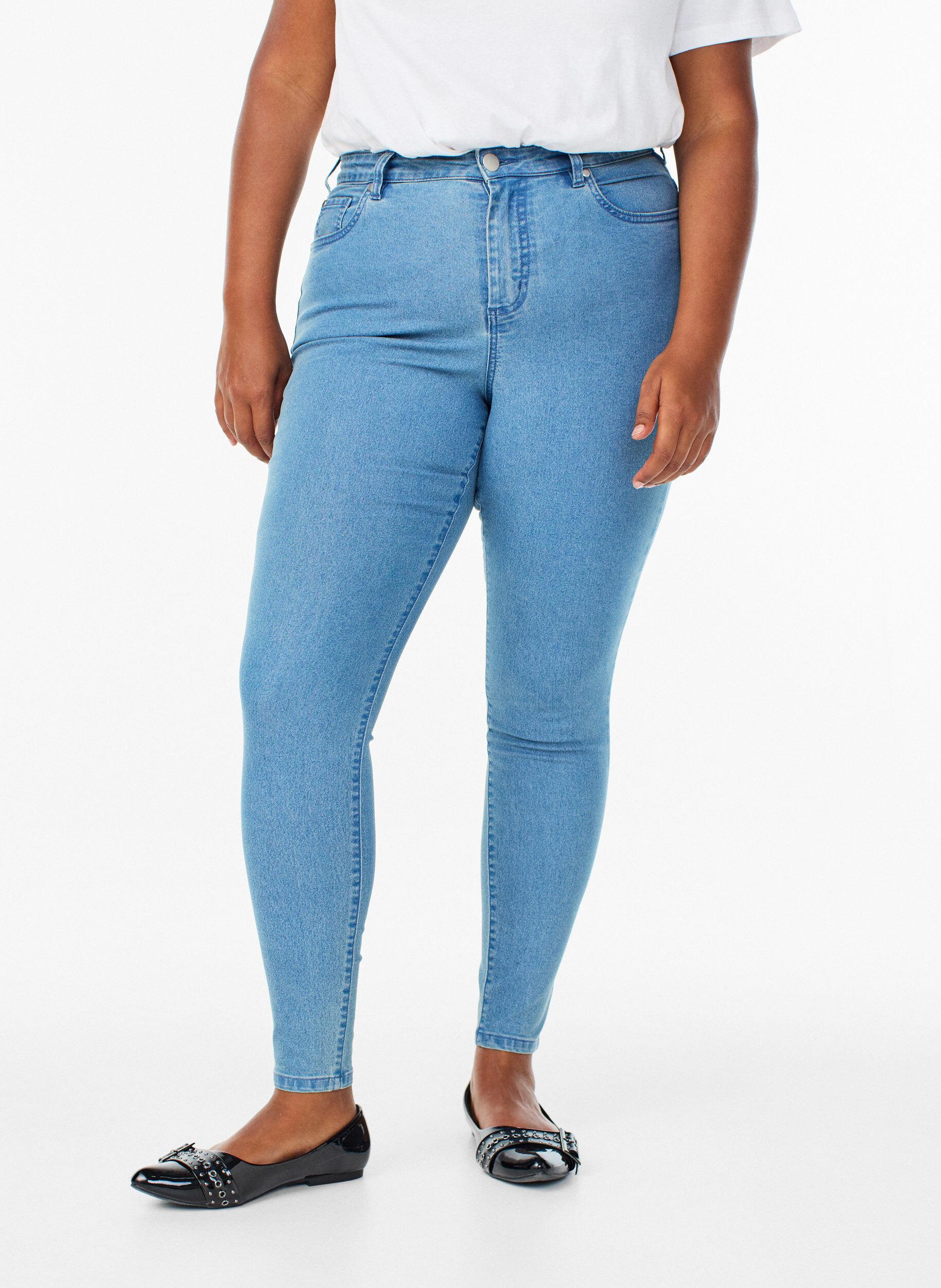 Zizzi Amy jeans med h&oslash;y midje og smal passform, Bl&aring;, Model image number 2