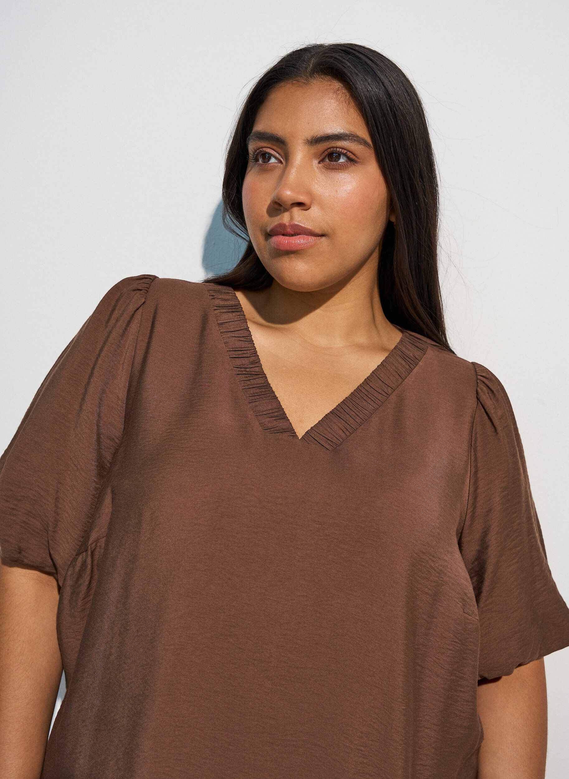 ZizziBluse med ballongermer og V-hals, Brun, Model image number 3