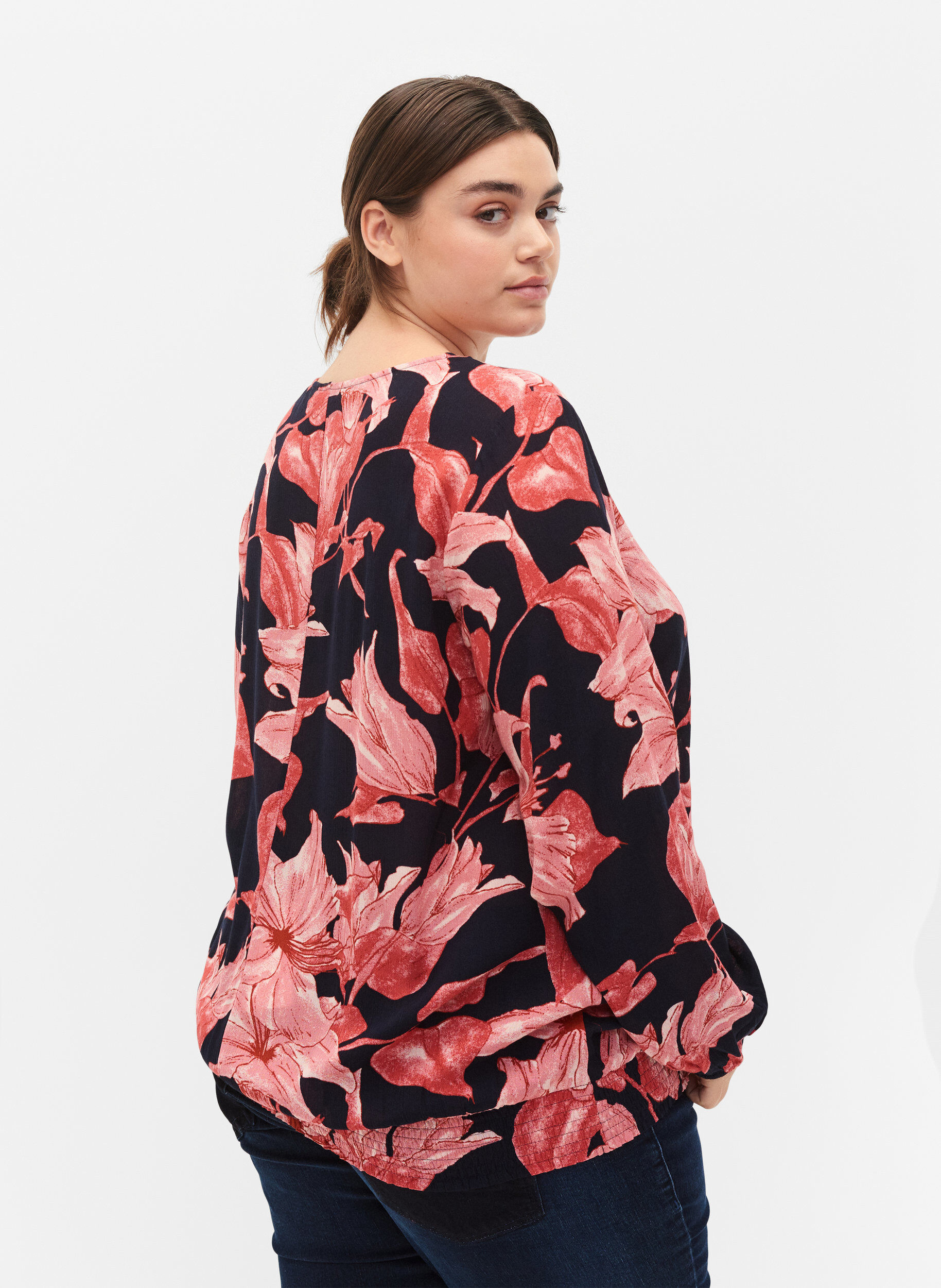 Zizzi Viskosebluse med smock, N. Sky Sketch Flower, Model image number 1