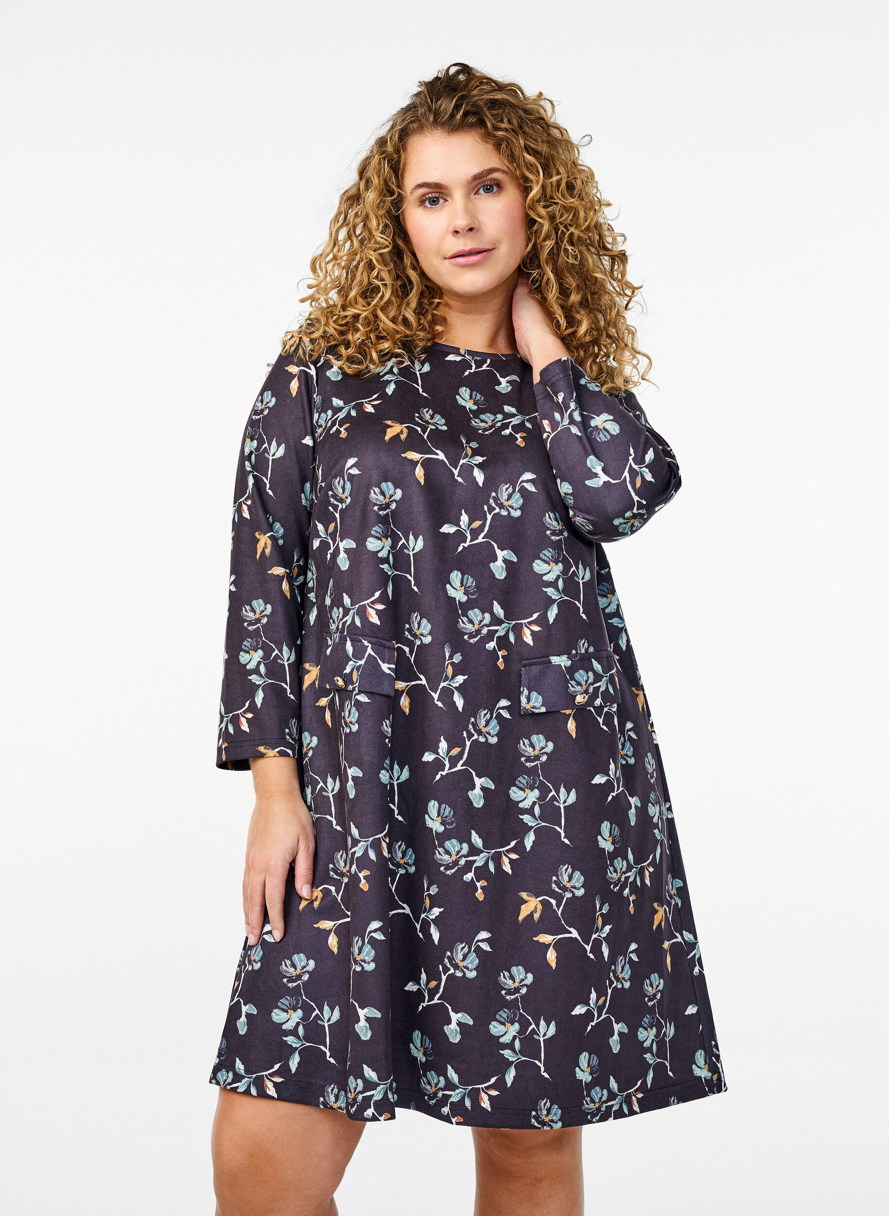 Zizzi Kort A-linjekjole med 7/8 ermer, Svart, Model image number 0