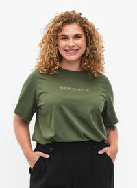 T-skjorte i økologisk bomull med tekst, Thyme SERENITY, Model