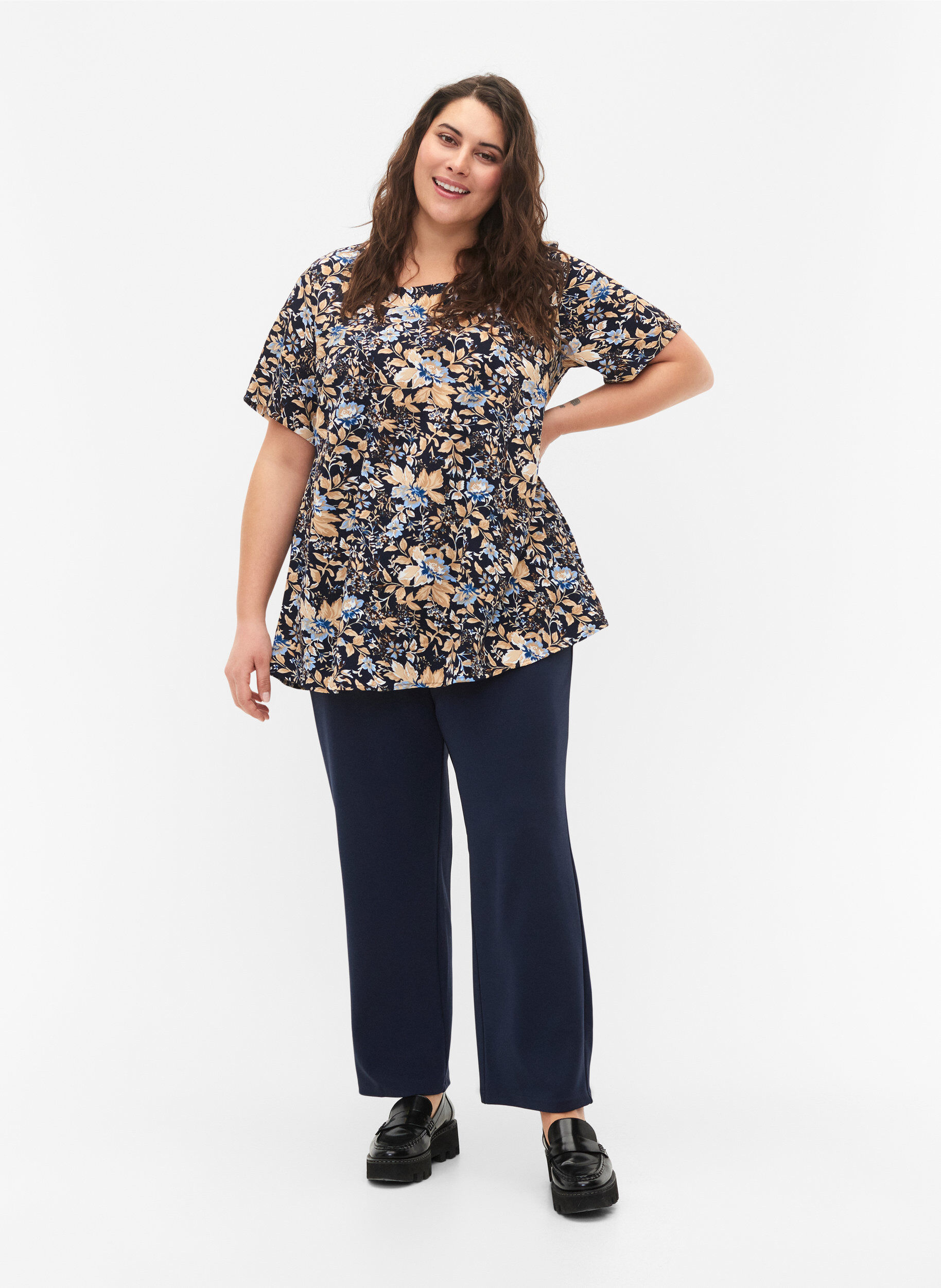 Zizzi FLASH - Bluse med korte ermer og trykk, Brown Blue Flower, Model image number 2