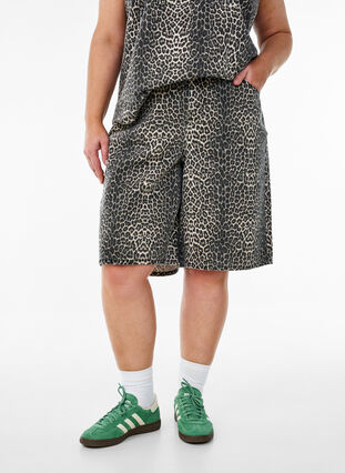 Zizzi Leopardmønstret denim Bermudashorts, Brun, Model image number 2