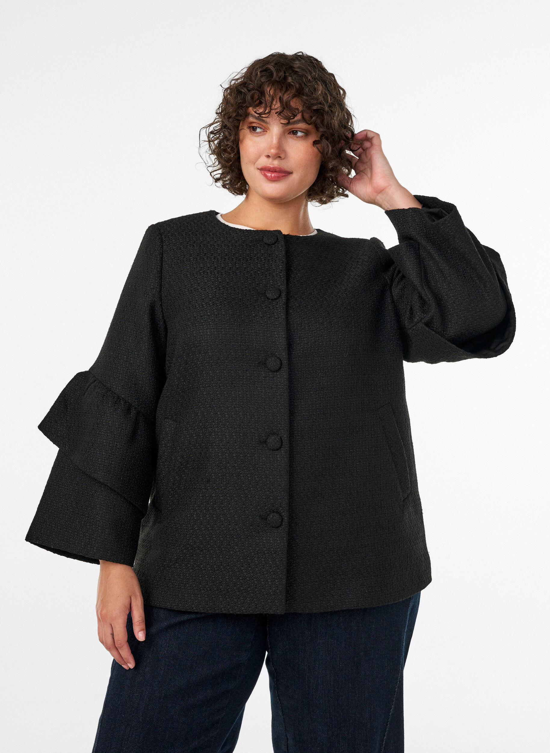 ZizziBoucl&eacute; jakke med rysjedetaljer, Svart, Model image number 0