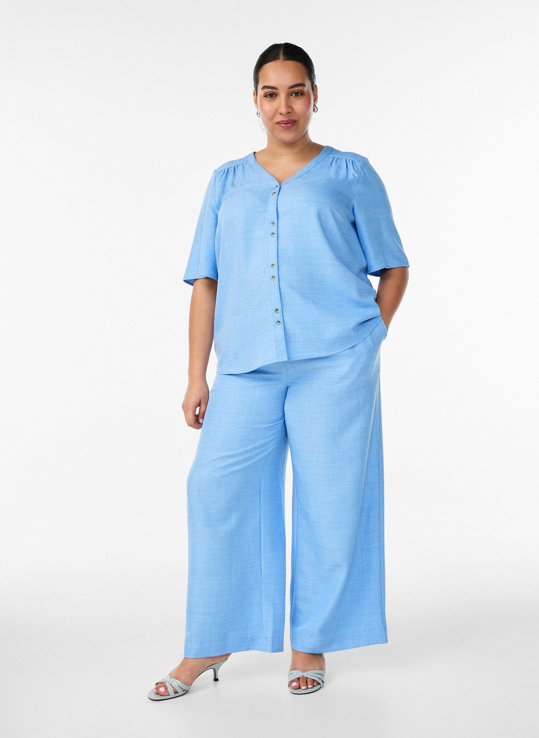 ZizziSkjortebluse med V-hals og korte ermer, Bl&aring;, Model image number 1