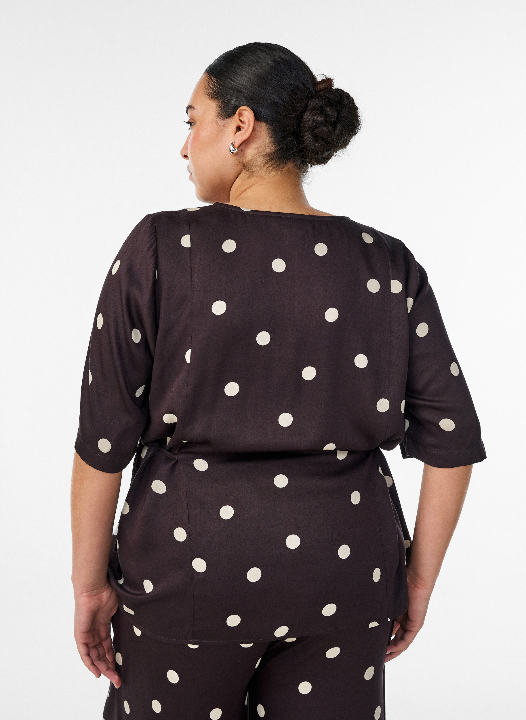ZizziPolkadot viskosebluse med V-hals og knytelukking, Brun, Model image number 2
