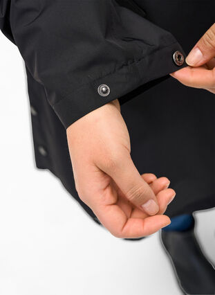 Zizzi Regnjakke med lommer og hette, Svart, Model image number 4