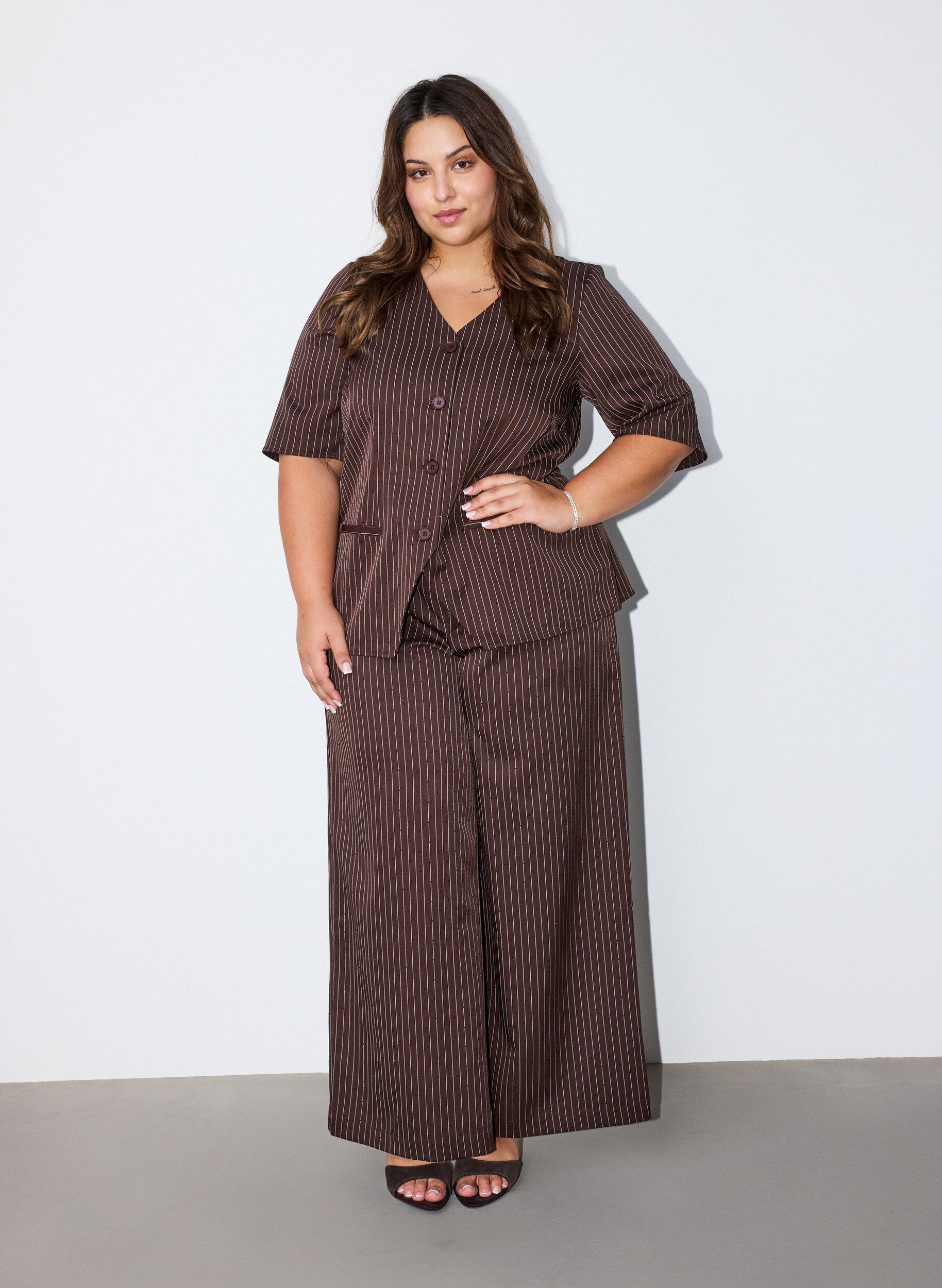 ZizziN&aring;lestripet bluse med rhinsteiner og knapper, Brun, Model image number 1
