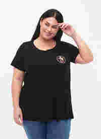 T-skjorte i bomull med trykk foran, Black W. Chest print, Model
