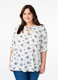 Blomstret viskosebluse med halvlange ermer, Hvit Blomstret viskosebluse med halvlange ermer, Hvit, Model