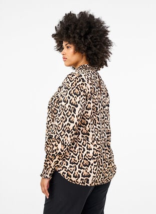 Zizzi Smocket bluse med leopardmønster, Brun, Model image number 2