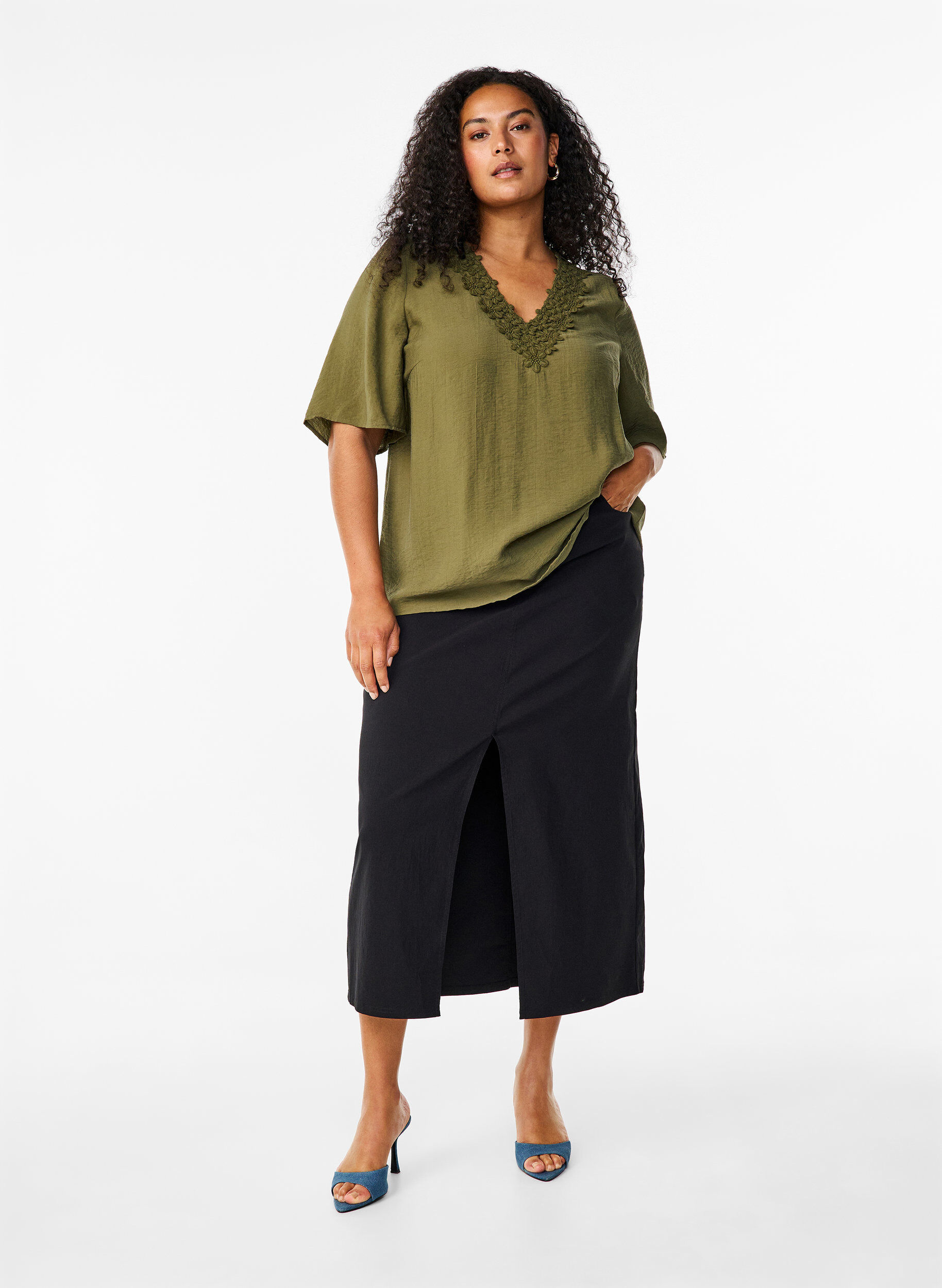 Zizzi Viskosebluse med V-hals og broderidetaljer, Gr&oslash;nn, Model image number 1