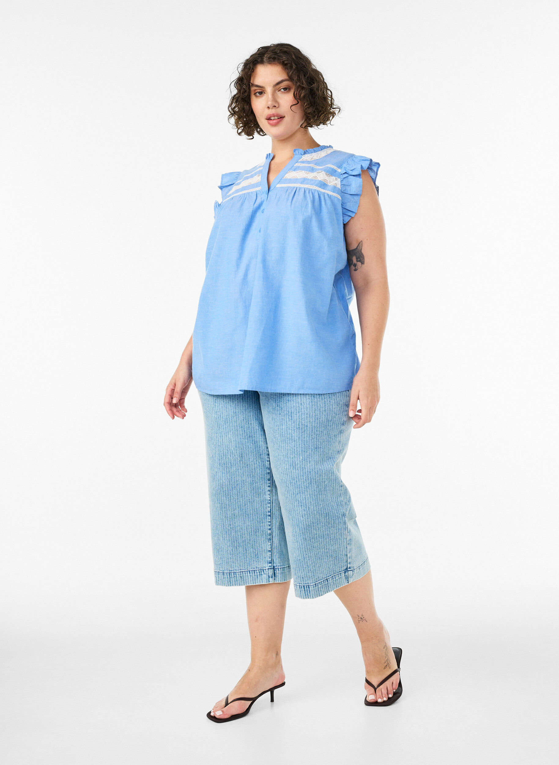 ZizziErmel&oslash;s bomullsbluse med volangkanter, Bl&aring;, Model image number 1