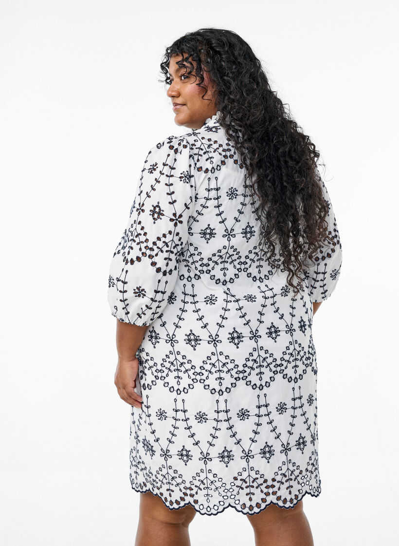 Kjole med kontrastfarget engelsk broderi, White w. Navy Blazer, Model image number 1