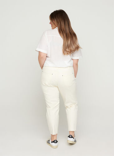 Cropped Mille mom jeans med rå kanter, Ecru, Model image number 1