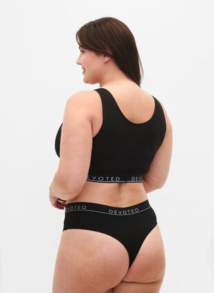 Zizzi G-streng i bomull med normal høyde på livet, Svart, Model image number 2