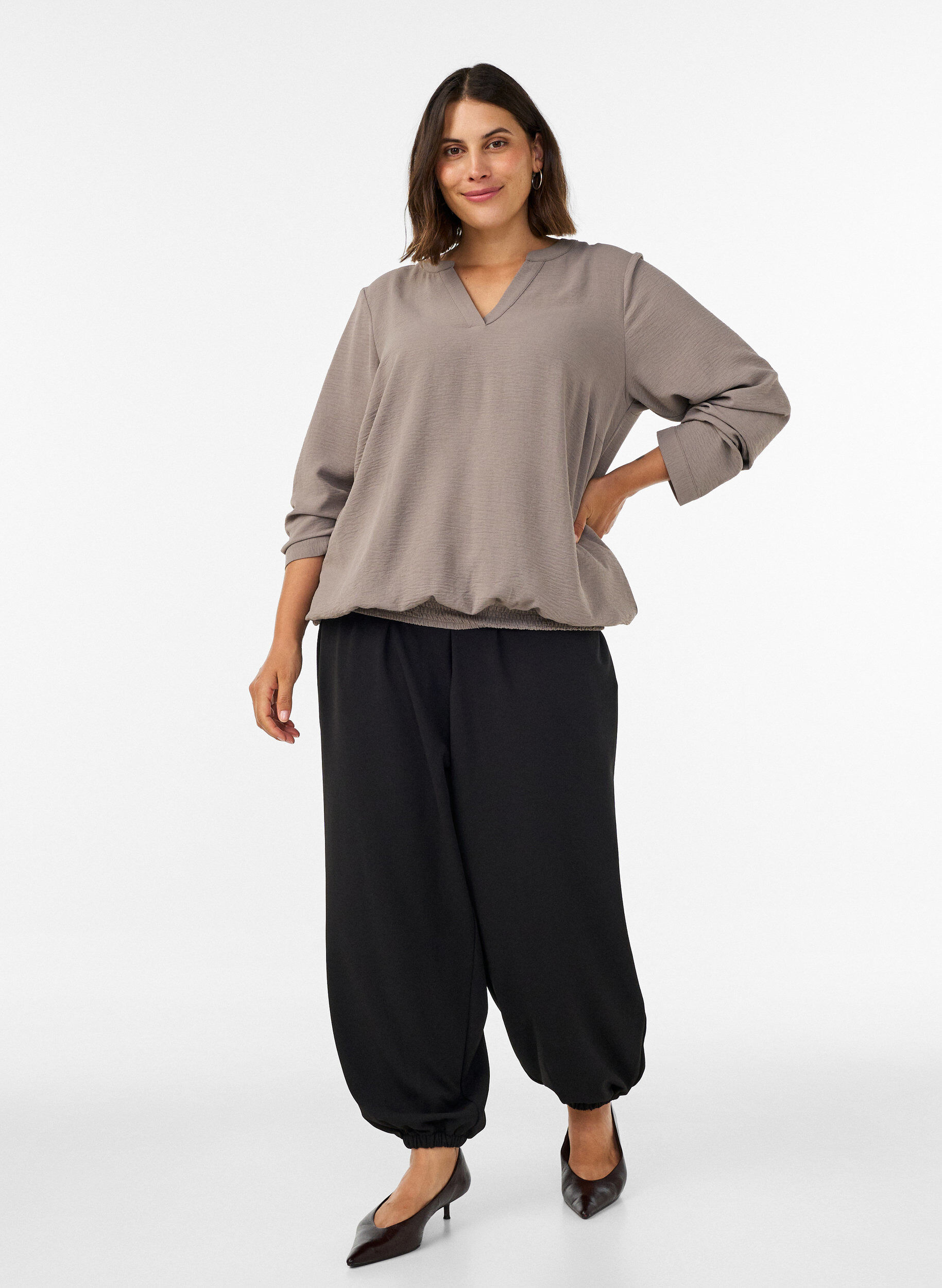 ZizziBluse med ballongsilhuett og V-hals, Beige, Model image number 1