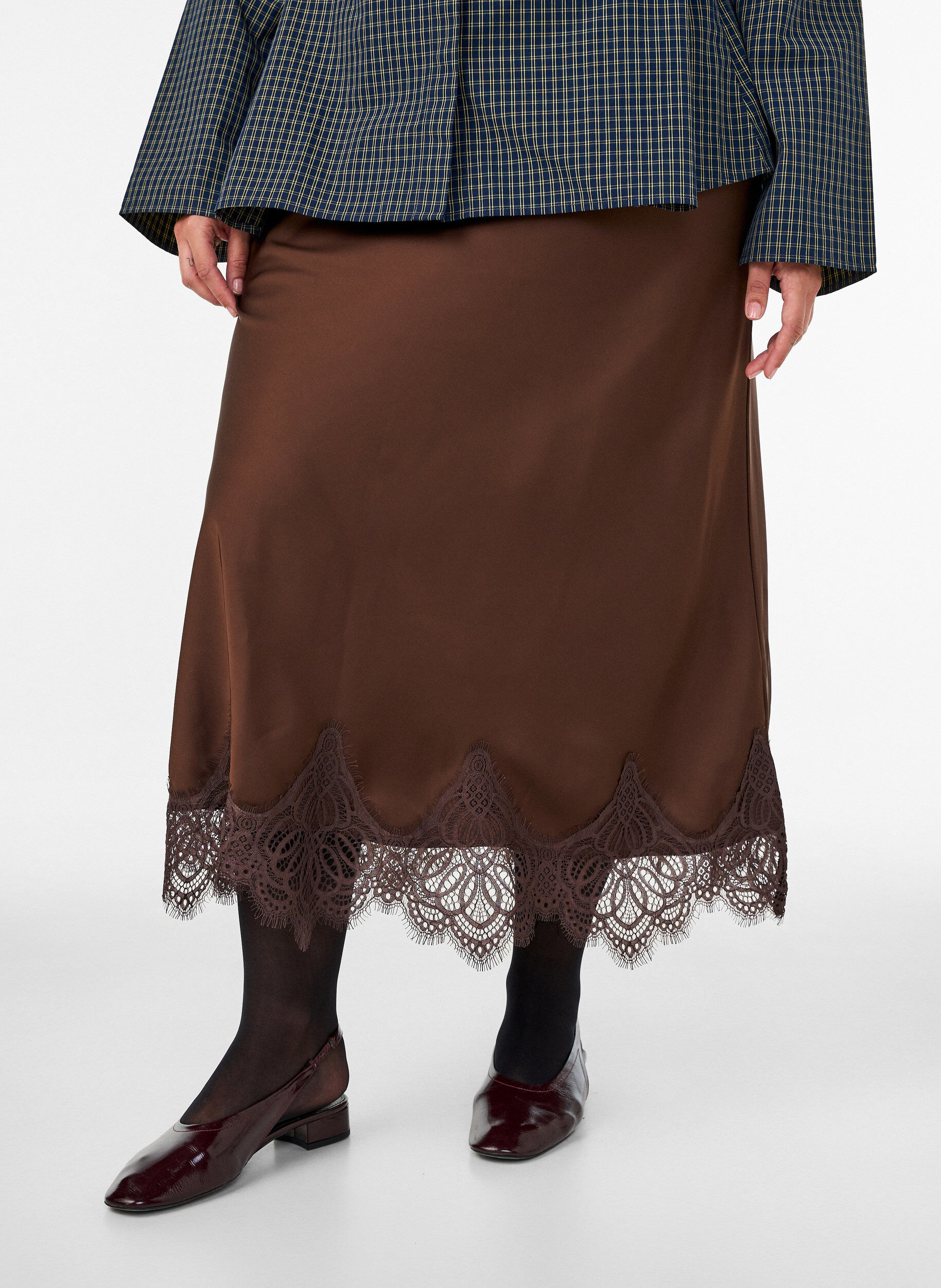 ZizziMidiskj&oslash;rt i sateng med blonder kant, Brun, Model image number 2