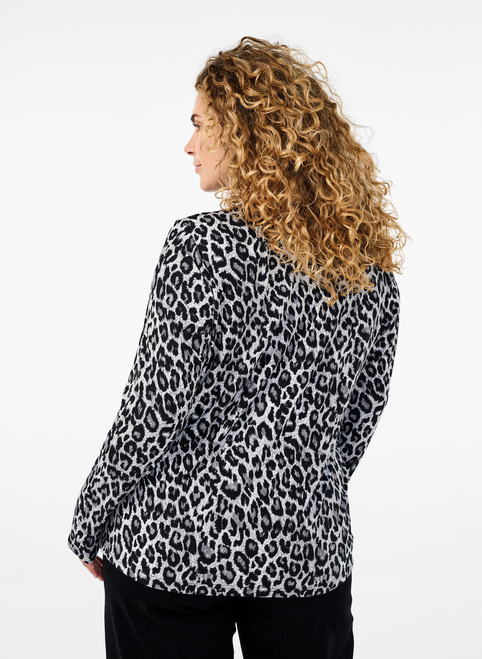Zizzi Langermet bluse med leopardm&oslash;nster, Gr&aring;, Model image number 2