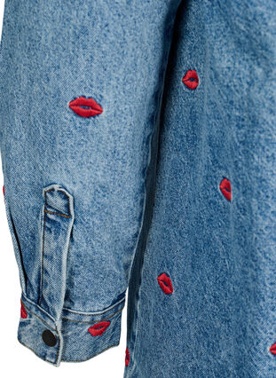 Zizzi Løs denimskjorte med broderte lepper, Light Blue Kiss, Packshot image number 4