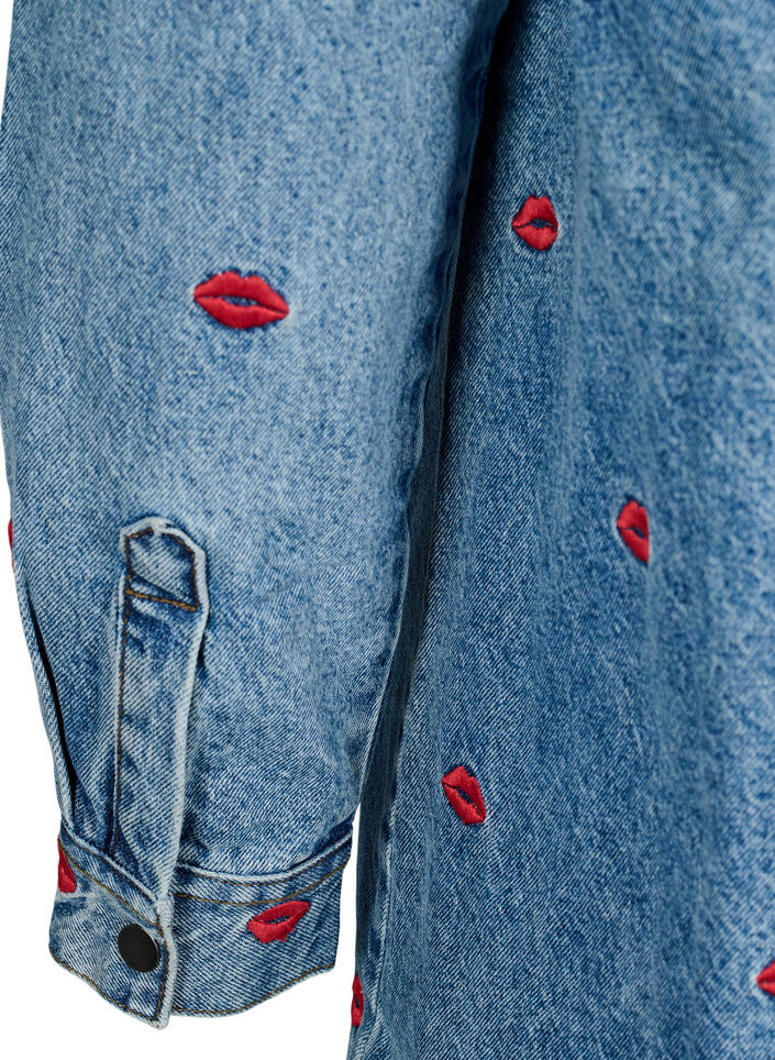 Løs denimskjorte med broderte lepper, Light Blue Kiss, Packshot image number 4