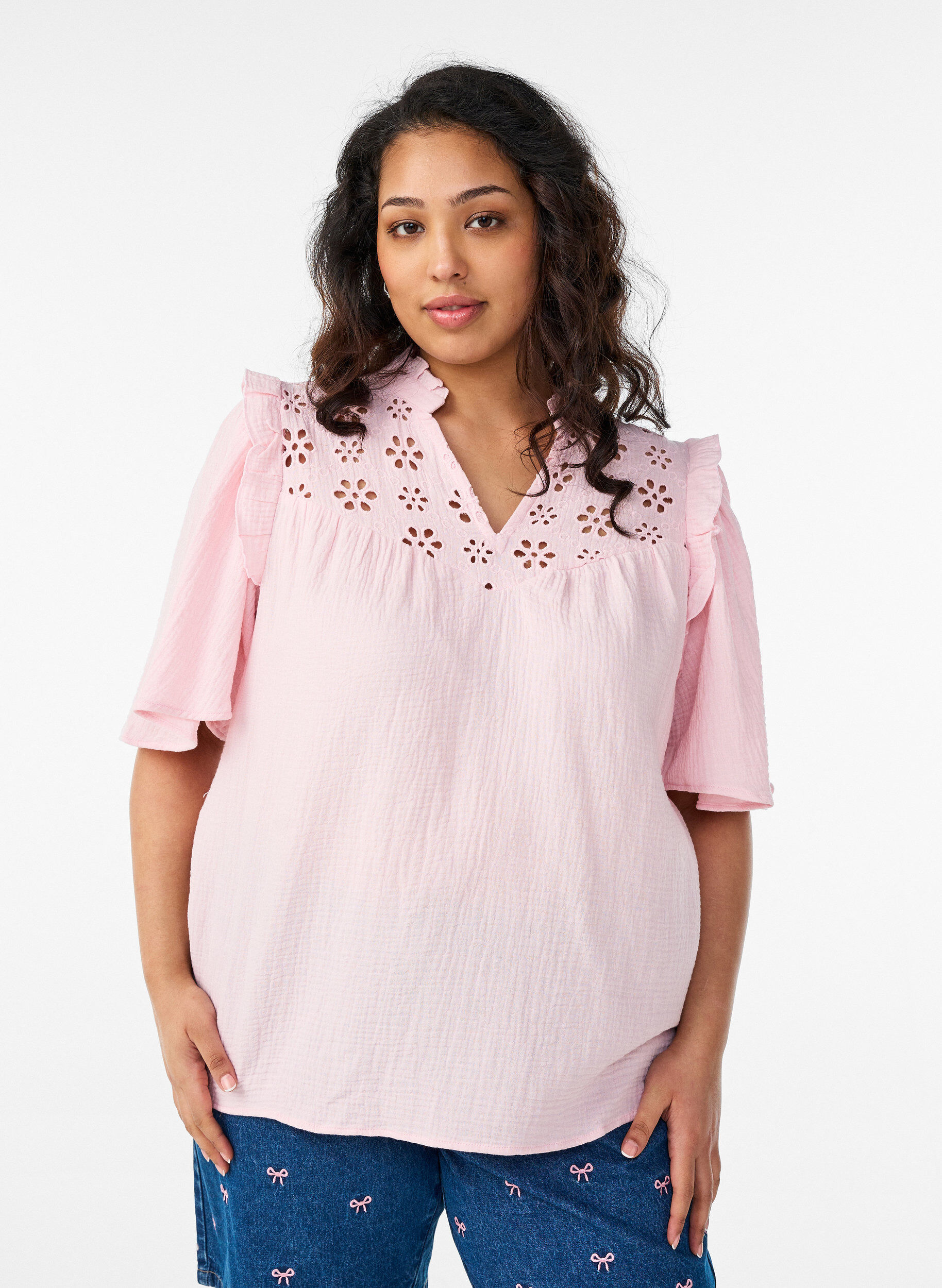 Bluse i bomullsmusselin med broderie anglaise og 1/2 ermer, Rosa, Model