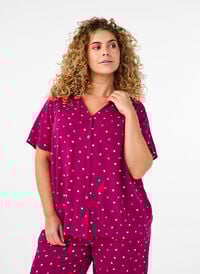 Nattbluse i viskose med hjerteprint, Rød Nattbluse i viskose med hjerteprint, Rød, Model