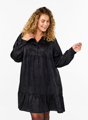 Zizzi Kort satengkjole med tone-på-tone mønster, Black, Model image number 0