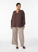 Bluse med smockmansjetter og V-hals, Brun, Model image number 1