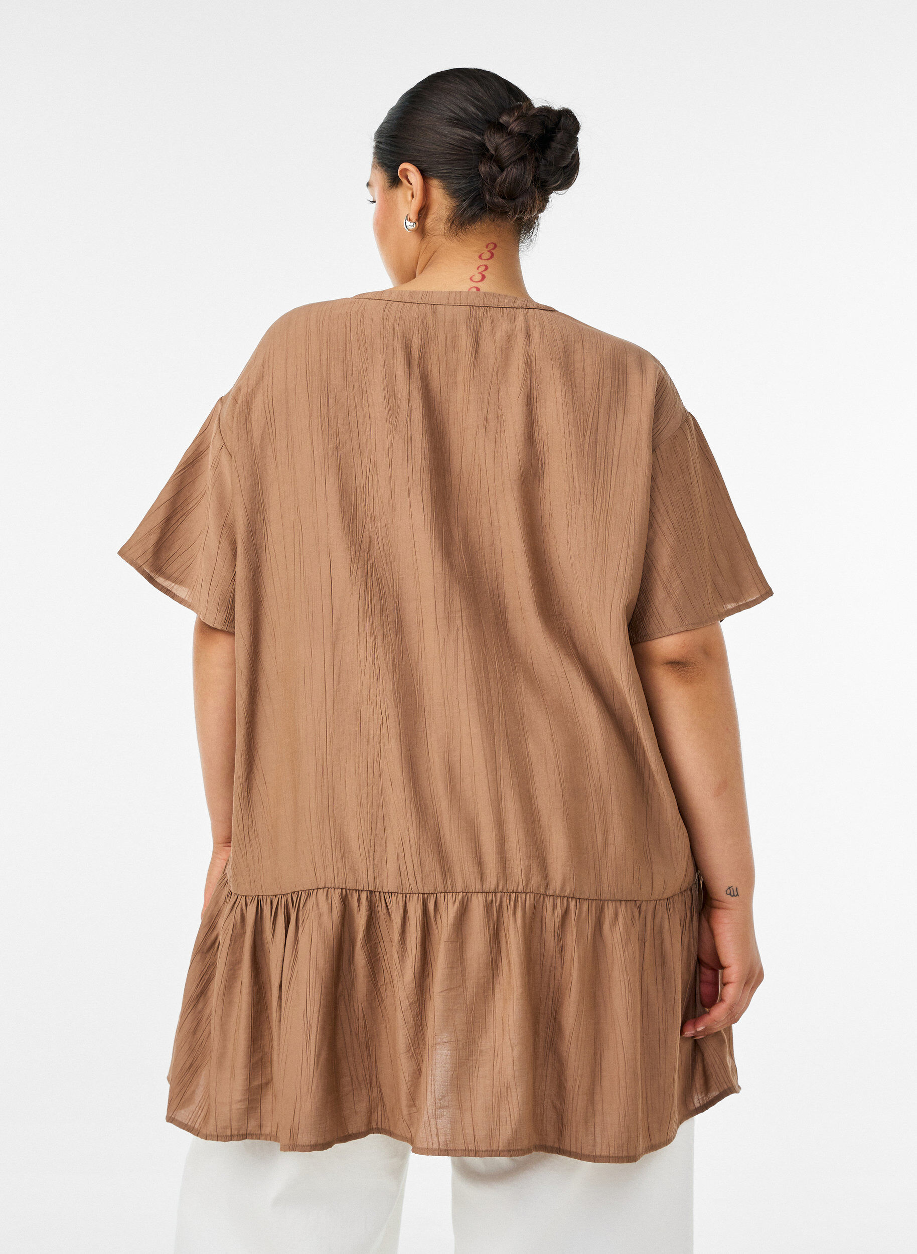 ZizziL&oslash;s tunika med kr&oslash;llet struktur og volangkant, Brun, Model image number 2