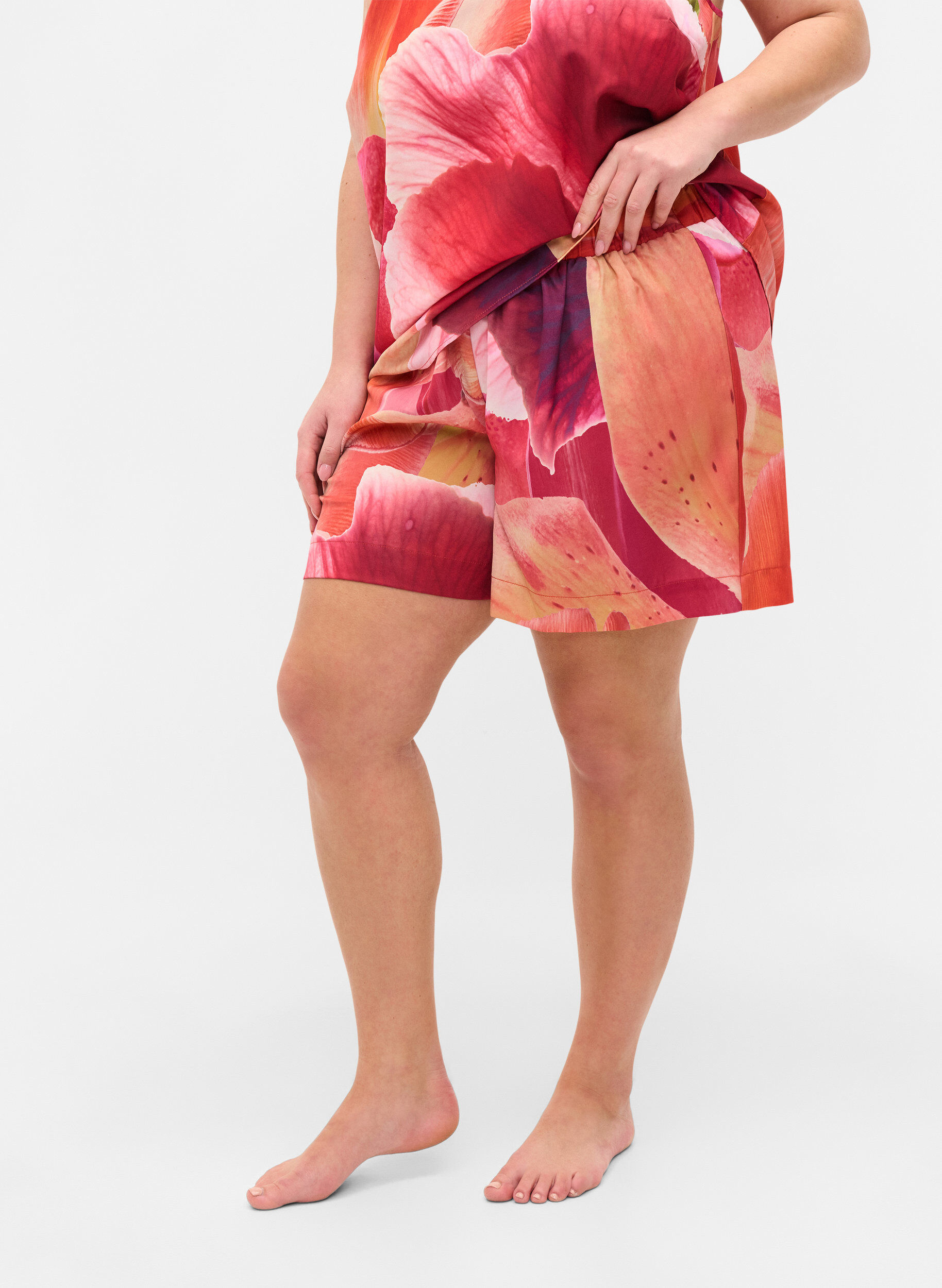 Zizzi M&oslash;nstrete shorts med knyting, Orange Pink AOP, Model image number 2