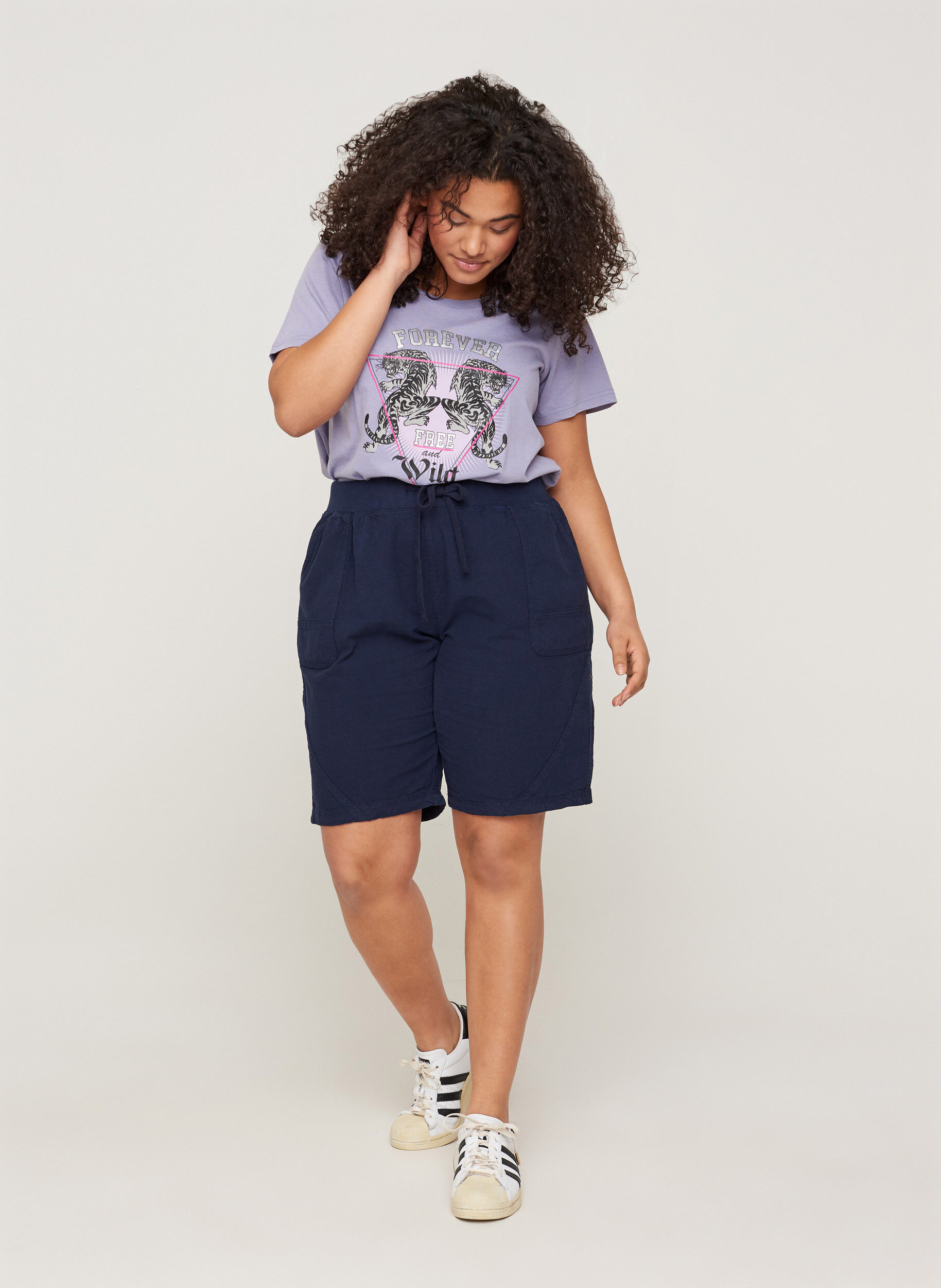 Zizzi L&oslash;se shorts med lommer i bomull, Bl&aring;, Model image number 1