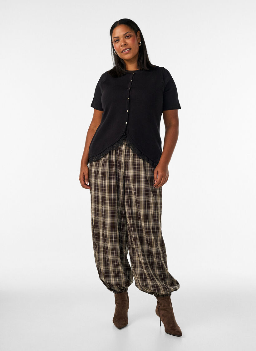 Strikkevest med blondekant, Svart, Model image number 1