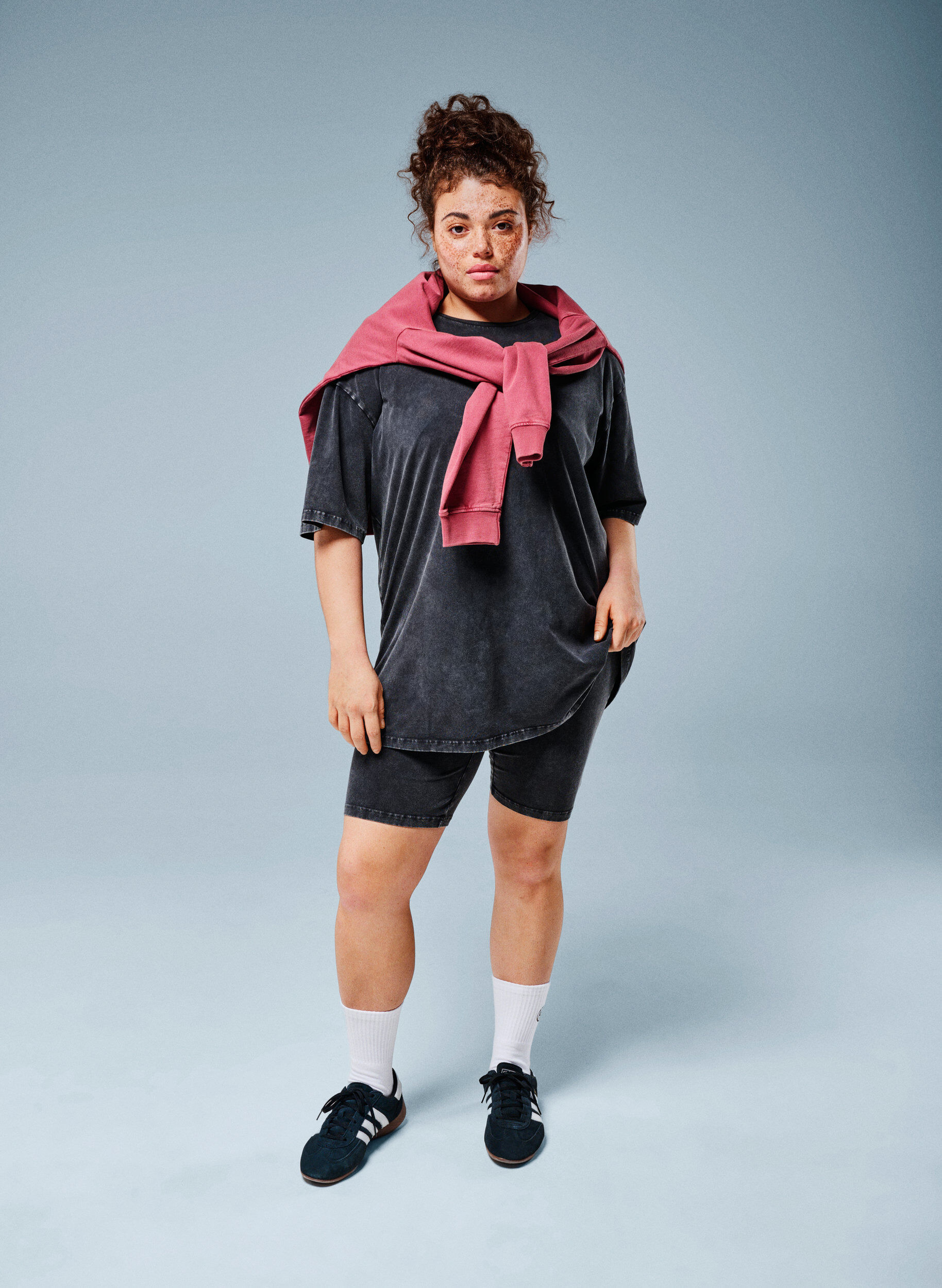 Zizzi Tettsittende jersey shorts med vasket effekt, Svart, Image image number 0