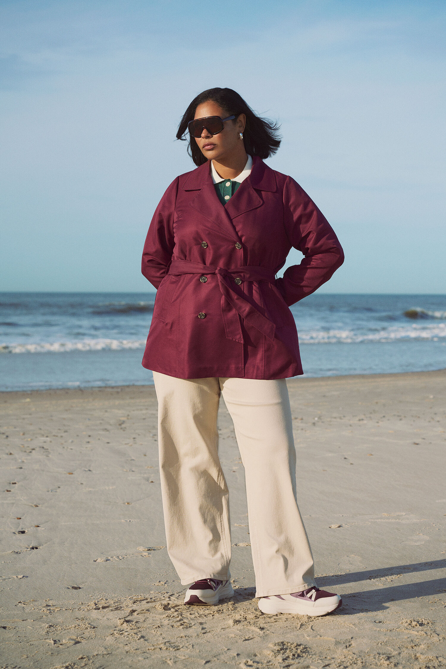 Kort trenchcoat med belte, , Model