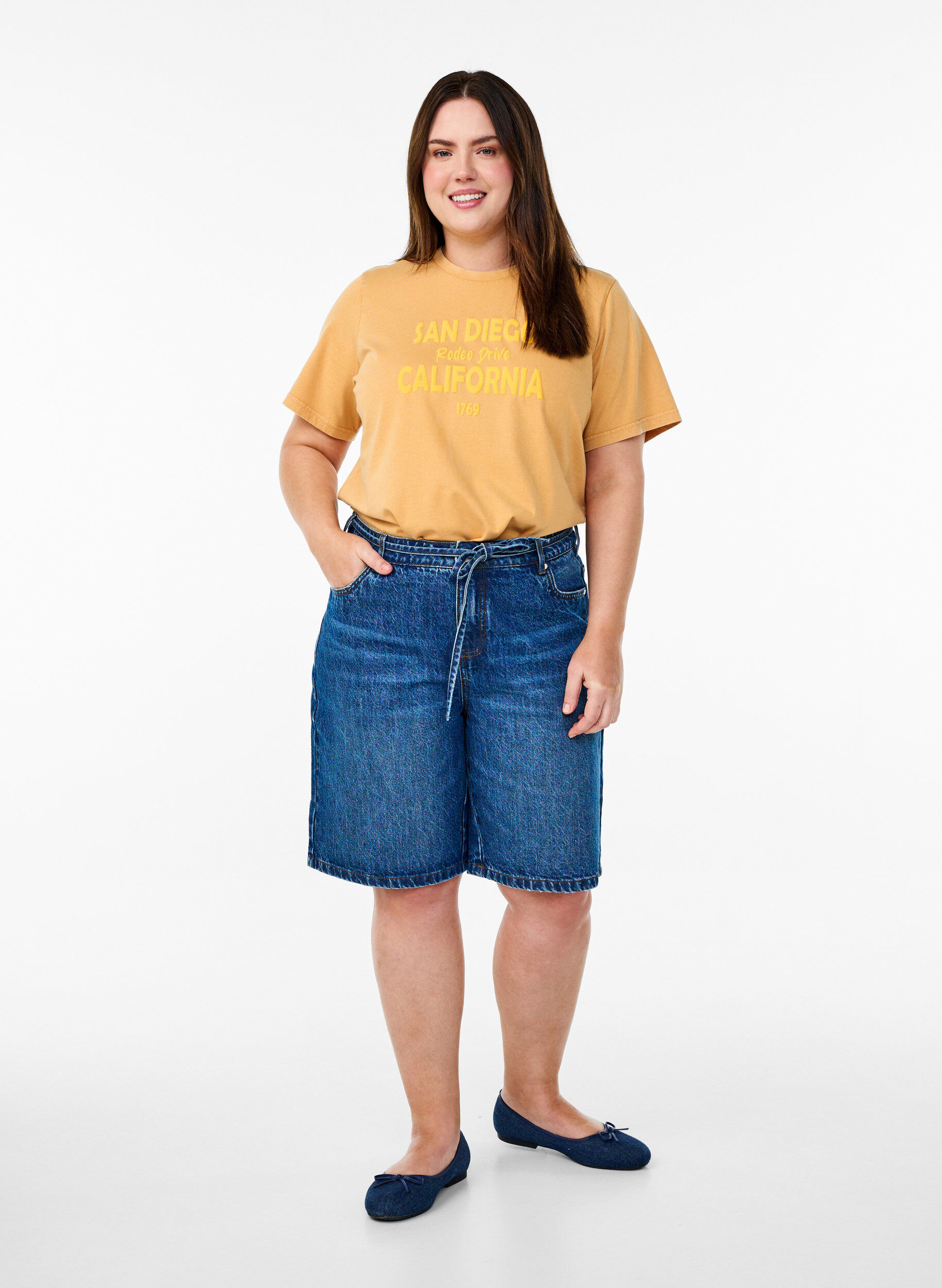 Zizzi T-skjorte i &oslash;kologisk bomull med et kult trykk, Gul, Model image number 1