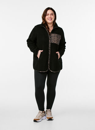 Zizzi Teddy fleece-jakke med leoparddetaljer, Svart, Model image number 1