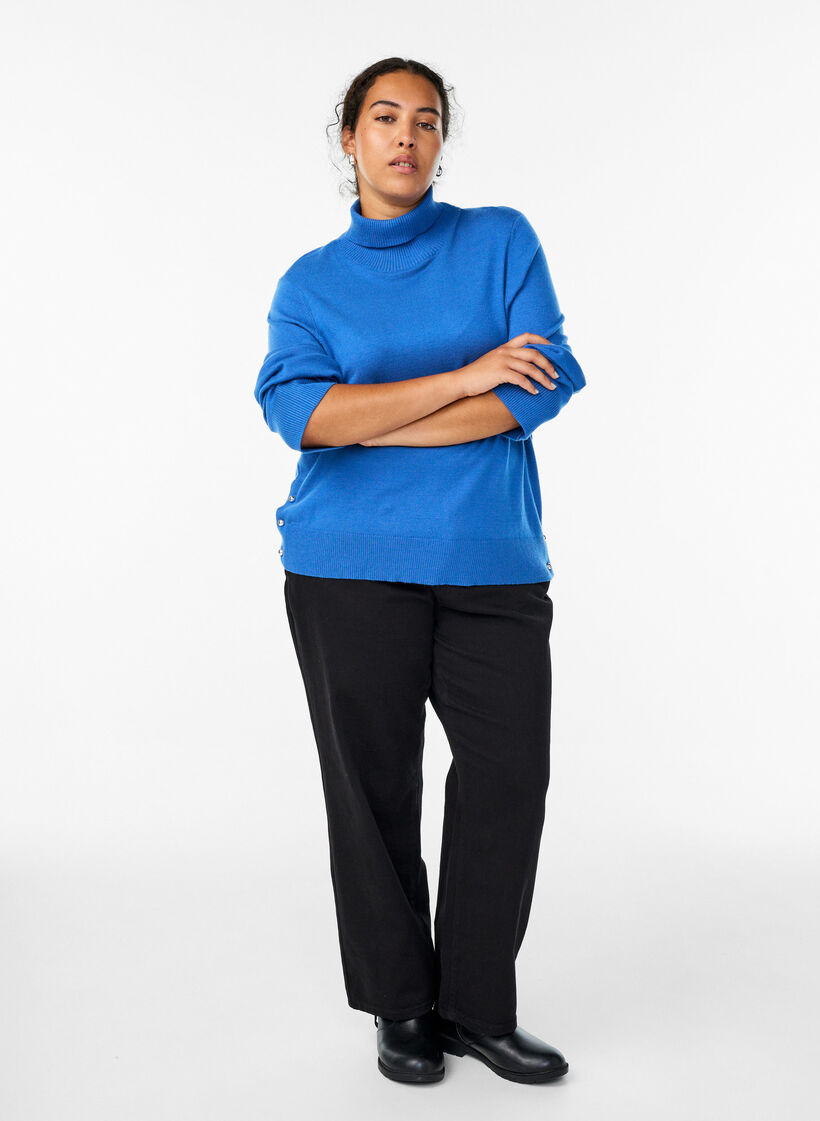 Strikkegenser med høy hals og sideknapper, Blå, Model image number 1